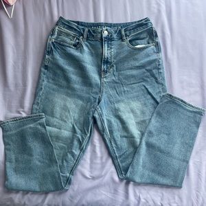 These are stretchy jeans but also baggy jeans, with no rips